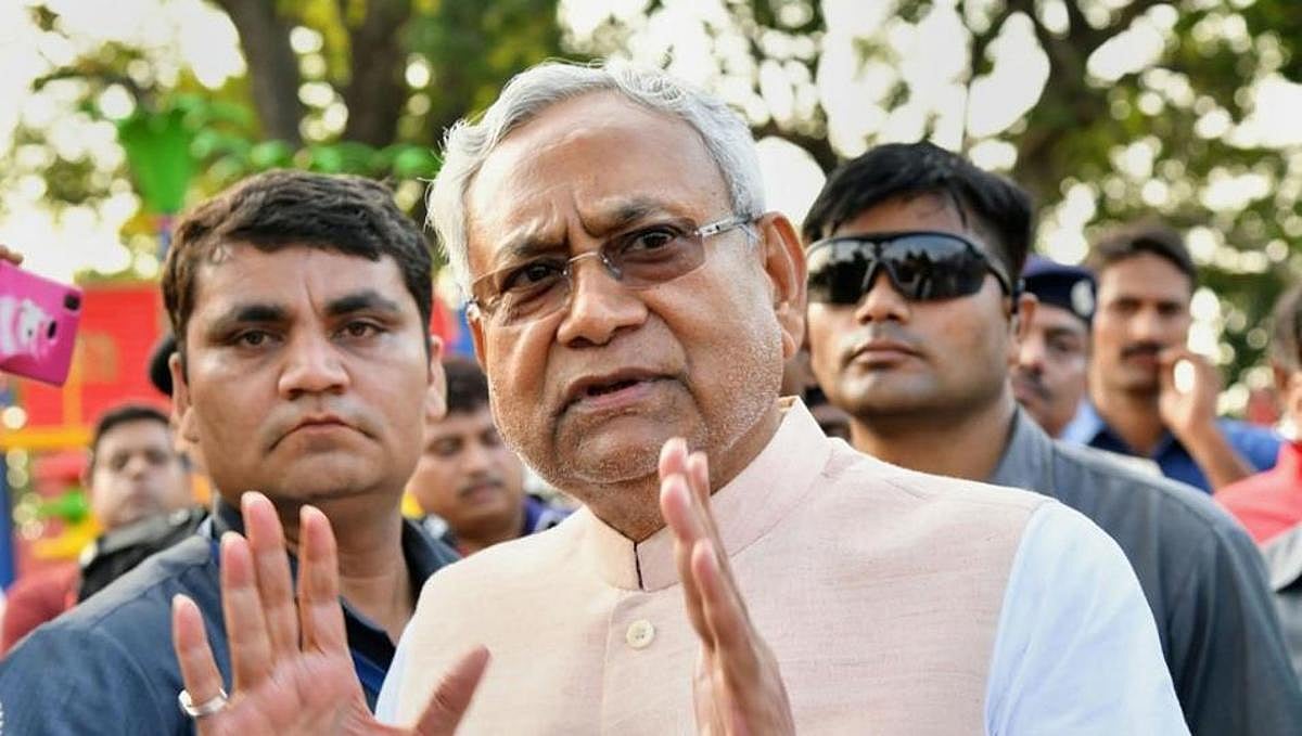 बिहार के अस्पतालों और सड़कों की हालत पता होती नीतीश कुमार को तो दिल्ली में डींगे नहीं हांकते
