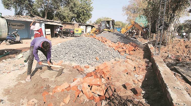मोदी के गुजरात में गरीबी को दीवार में चुनवाया जा रहा है, ताकि ट्रम्प को न दिखें झुग्गियां