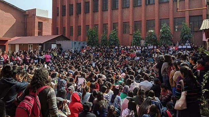गार्गी कॉलेज: छात्राओं से छेड़छाड़ मामले में  हाई कोर्ट का केंद्र, CBI, दिल्ली पुलिस को नोटिस, मांगा जवाब
