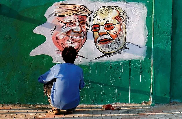 ट्रंप अमेरिकी कंपनियों के लिए बाजार बनाने और चीन के खिलाफ भारत के इस्तेमाल के इरादे से आ रहे हैं