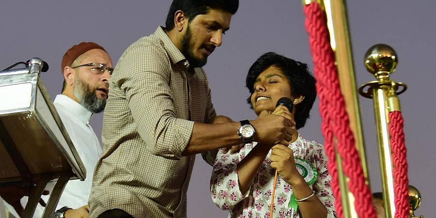 नवजीवन बुलेटिन:‘पाकिस्तान जिंदाबाद’ का नारा लगाने वाली लड़की के घर पथराव और डॉनाल्ड ट्रंप का नया दावा