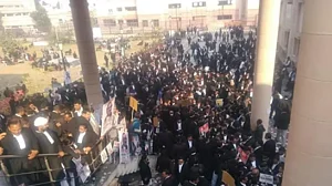 लखनऊ कोर्ट में बम हमले से हड़कंप, कई वकील घायल, प्रियंका बोलीं- योगी राज में कोर्ट में भी कोई सुरक्षित नहीं