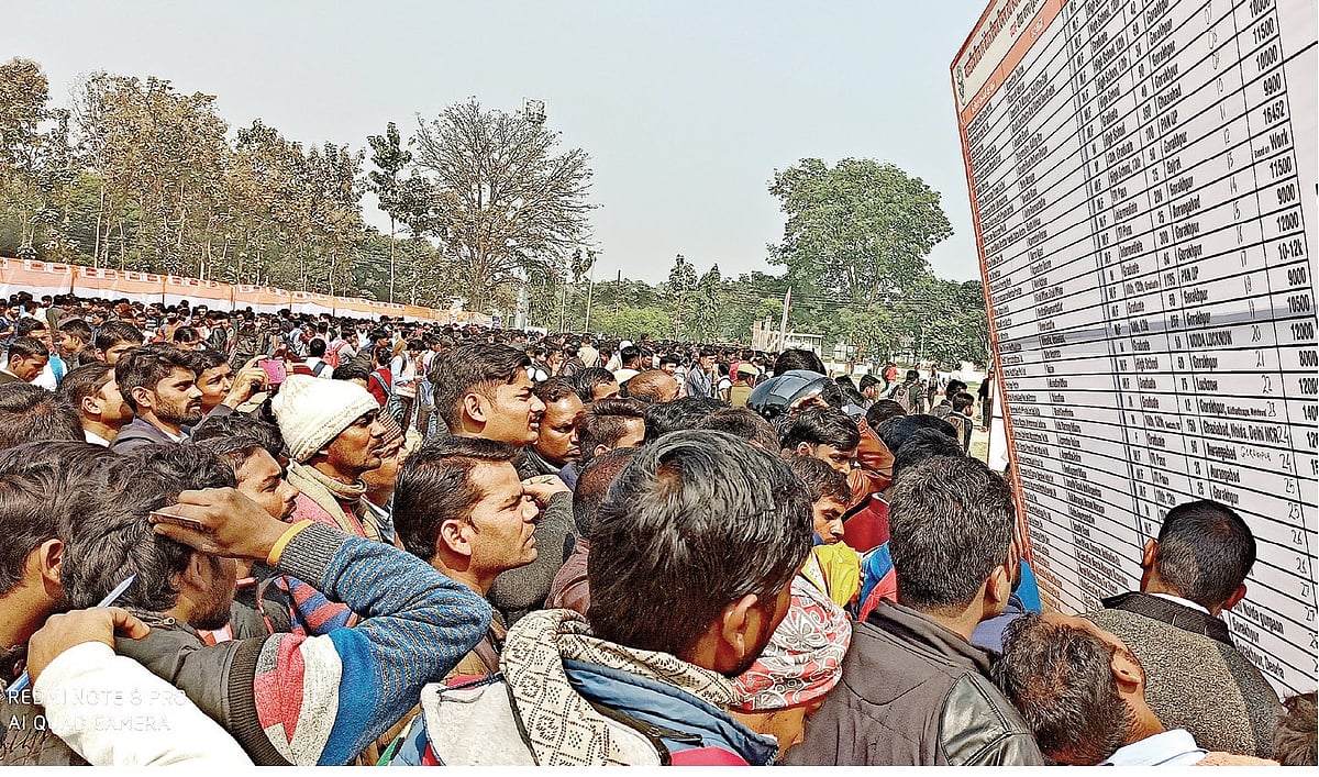 बेरोजगारों की उम्मीदों-सपनों से खिलवाड़ कर रही योगी सरकार, रोजगार मेले में 950 किमी दूर ₹7000 की नौकरी की पेशकश