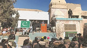 दुनिया की बड़ी खबरेंः पाकिस्तान में हिंदुओं को मिला 200 साल पुराना मंदिर और थाईलैंड में सैनिक ने ली 17 की जान