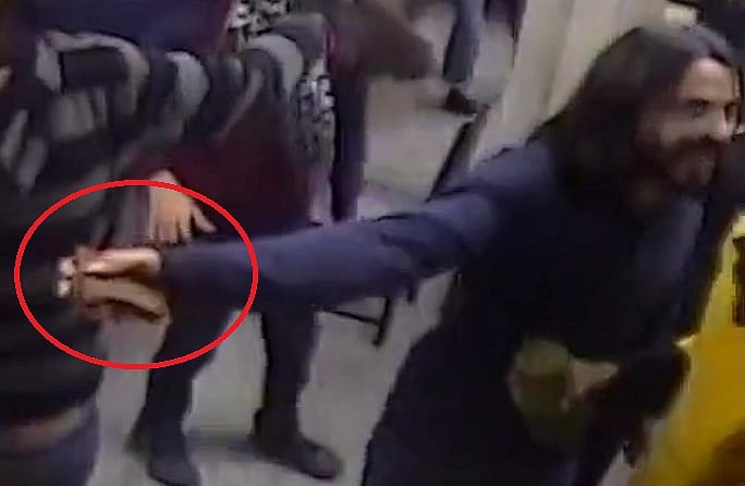 जामिया छात्रों को फंसाने की दिल्ली पुलिस की कोशिश नाकाम, छात्र के हाथ में पर्स था पत्थर नहीं, ऑल्ट न्यूज़ का खुलासा