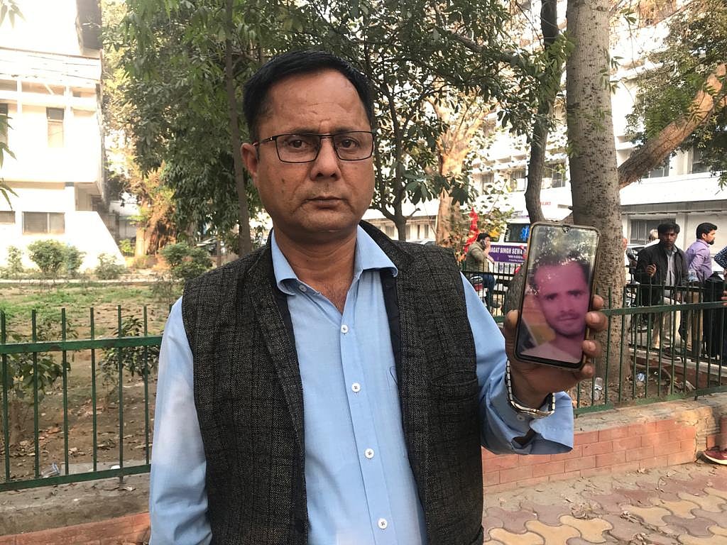 दिल्ली दंगों में लापता लोगों की तलाश में भटकते परिजन, धड़कते दिल से झांक रहे हैं शव गृहों के अंदर
