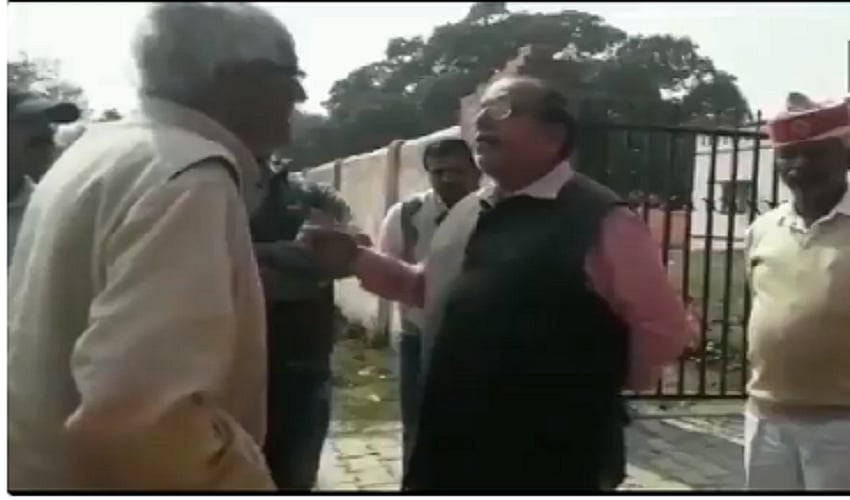 निर्भया पर योगी सरकार के अधिकारी की संवेदनहीनता, गांव में दादा से कहा- उसे दिल्ली क्यों भेजा, यहीं रखते