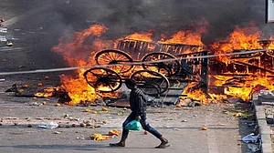 योगी के यूपी से भी आए थे दिल्ली जलाने वाले, कई व्हाट्सअप ग्रुप थे सक्रिय, उन्मादी मैसेज-वीडियो की बाढ़