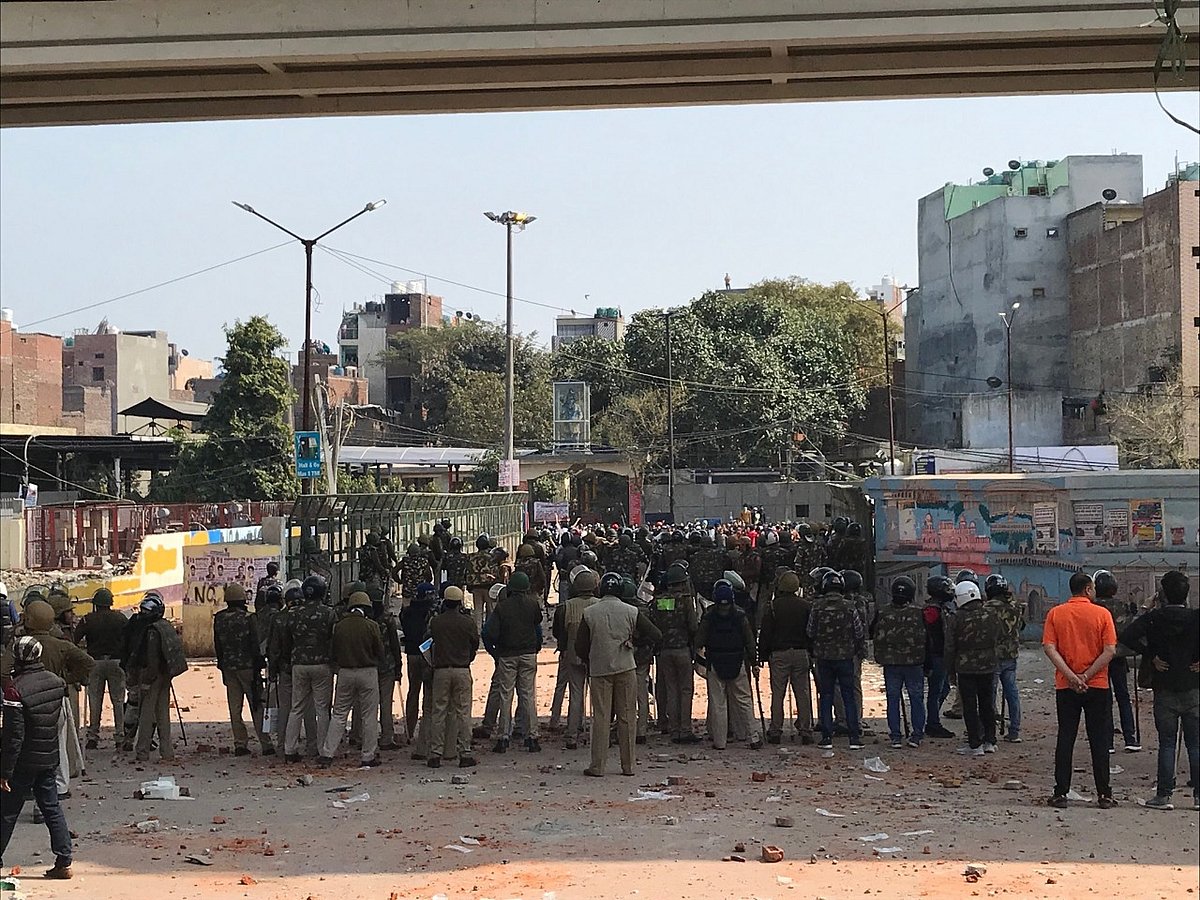 दिल्ली: मौजपुर में एक बार फिर CAA समर्थकों और प्रदर्शनकारियों के बीच झड़प, पथराव में कई लोग घायल
