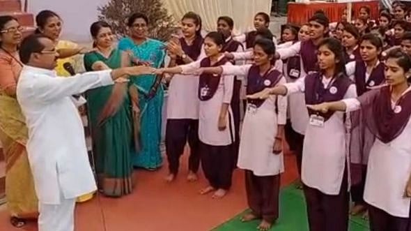 वेलेंटाइन डे के अवसर पर टीचर ने छात्राओं से खिलाई कसम- ‘न प्यार करोगी और न लव मैरिज’  