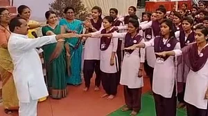 वेलेंटाइन डे के अवसर पर टीचर ने छात्राओं से खिलाई कसम- ‘न प्यार करोगी और न लव मैरिज’