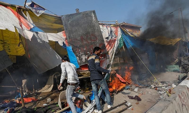 दिल्ली हिंसा की आंखों देखी: जब  लाठी थामे तिलकधारी ने पूछा, “तुम्हारा नाम क्या है, उधर मत जाओ, सेफ नहीं रहोगी”