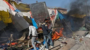 दिल्ली हिंसा की आंखों देखी: जब लाठी थामे तिलकधारी ने पूछा, “तुम्हारा नाम क्या है, उधर मत जाओ, सेफ नहीं रहोगी”