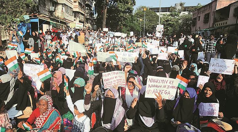 नवजीवन बुलेटिन: आजमगढ़ में CAA प्रदर्शन के दौरान महिलाओं पर लाठी चार्ज और प्रियंका गांधी का पीएम मोदी पर निशाना