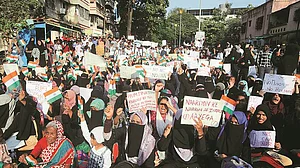 नवजीवन बुलेटिन: आजमगढ़ में CAA प्रदर्शन के दौरान महिलाओं पर लाठी चार्ज और प्रियंका गांधी का पीएम मोदी पर निशाना