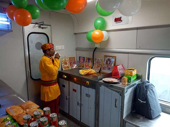 काशी-महाकाल एक्सप्रेस: ‘कंफर्म’ नहीं हो पाई भगवान शिव की सीट! पेंट्रीकार में करना पड़ा सफर