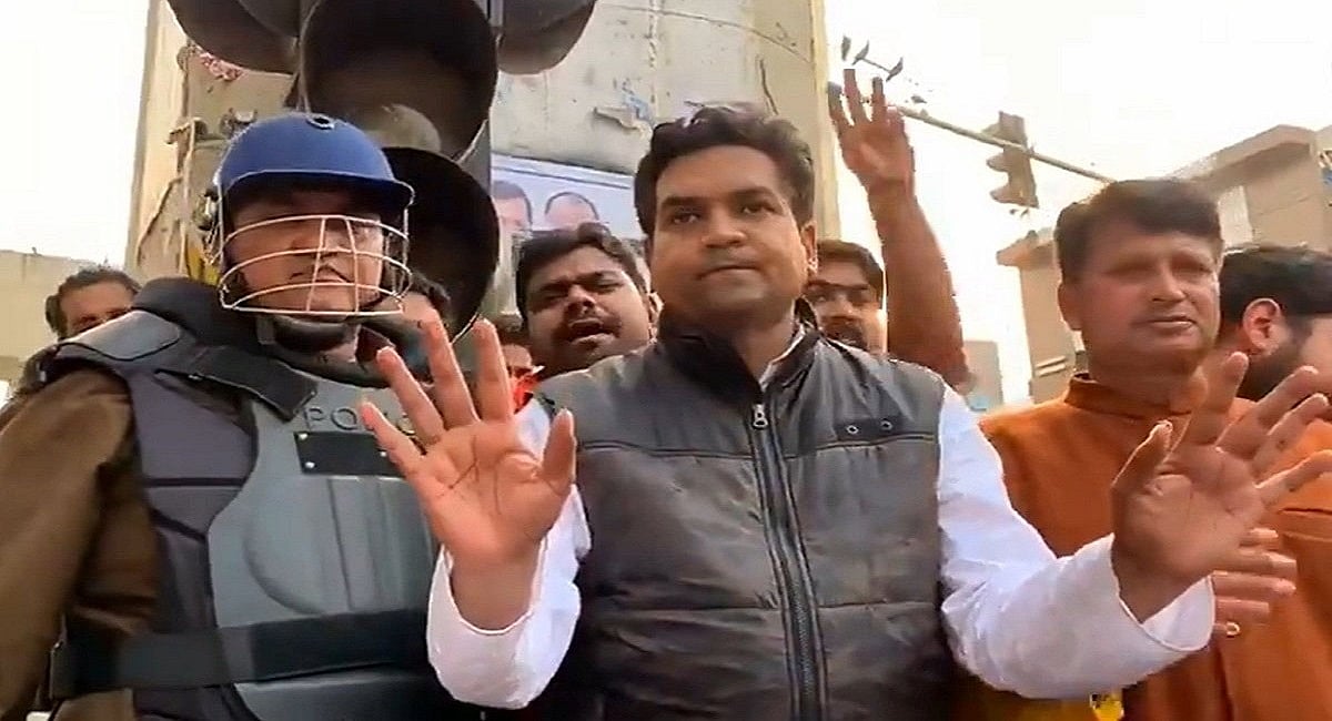 एक साल से सस्पेंड है ज़हरीले बयानों पर कपिल मिश्रा की शिकायत करने वाला अधिकारी, आखिर किसका हाथ है सिर पर