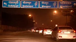 उत्तर-पूर्वी दिल्ली में देर रात तक आगज़नी-हिंसा, शूट एट साइड ऑर्डर, NSA अजित डोभाल ने किया इलाके का दौरा