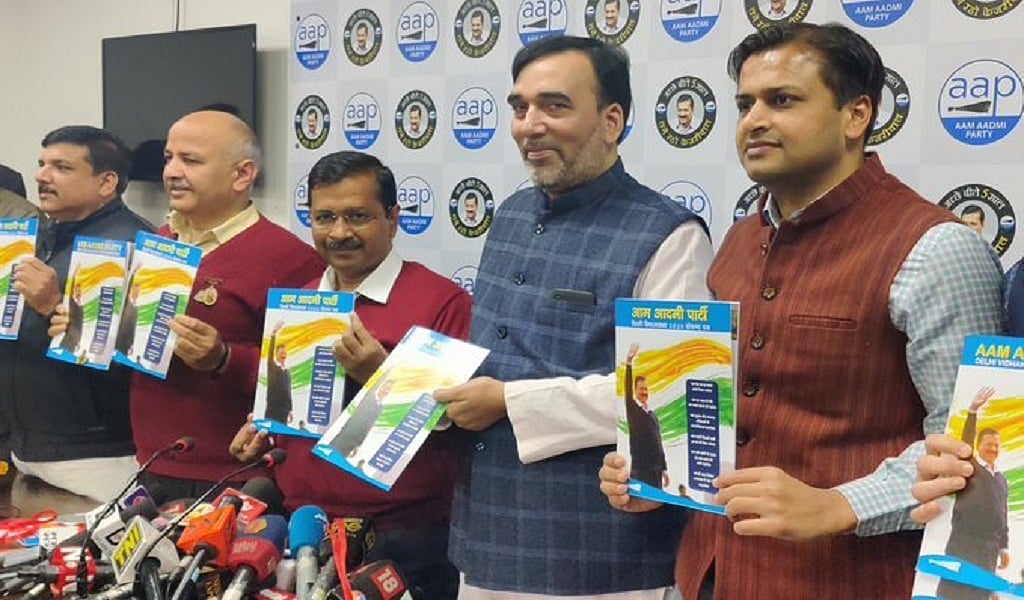 दिल्ली: चुनाव से 4 दिन पहले AAP का घोषणापत्र जारी, आज़माए हुए पुराने फार्मूले, जानें  क्या हैं केजरीवाल के वादे