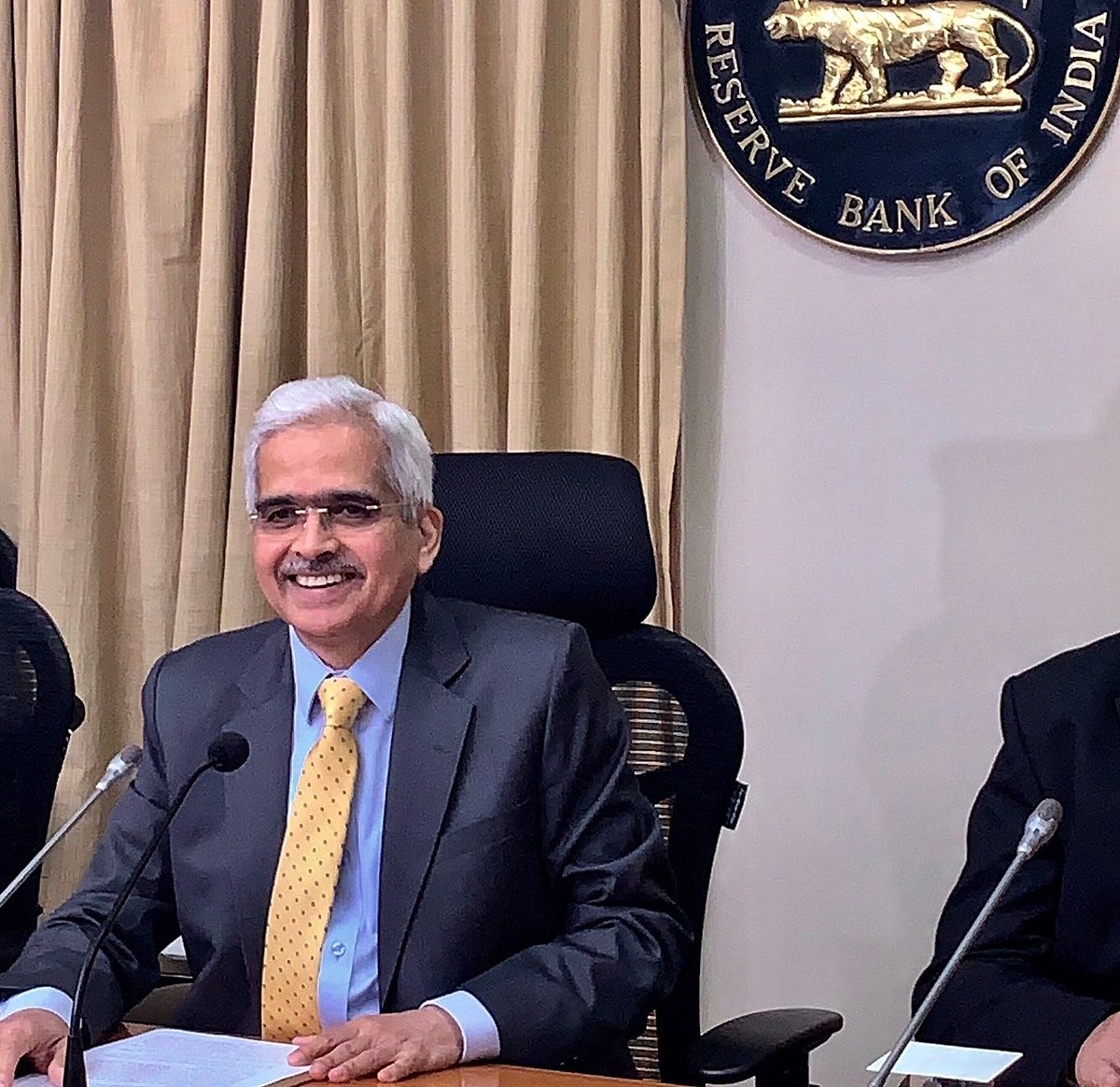 अर्थ जगत की खबरेंः आरबीआई के ताजा फैसले से कोई राहत नहीं और  एलआईसी पर चिदंबरम ने मोदी सरकार को घेरा
