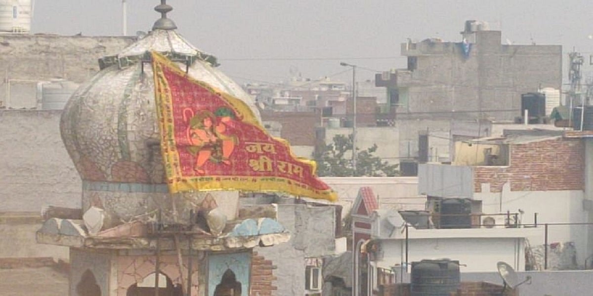 दिल्ली हिंसाः निशाना बनाई गई मस्जिद से 24 घंटे बाद भी पुलिस ने नहीं उतारा भगवा झंडा