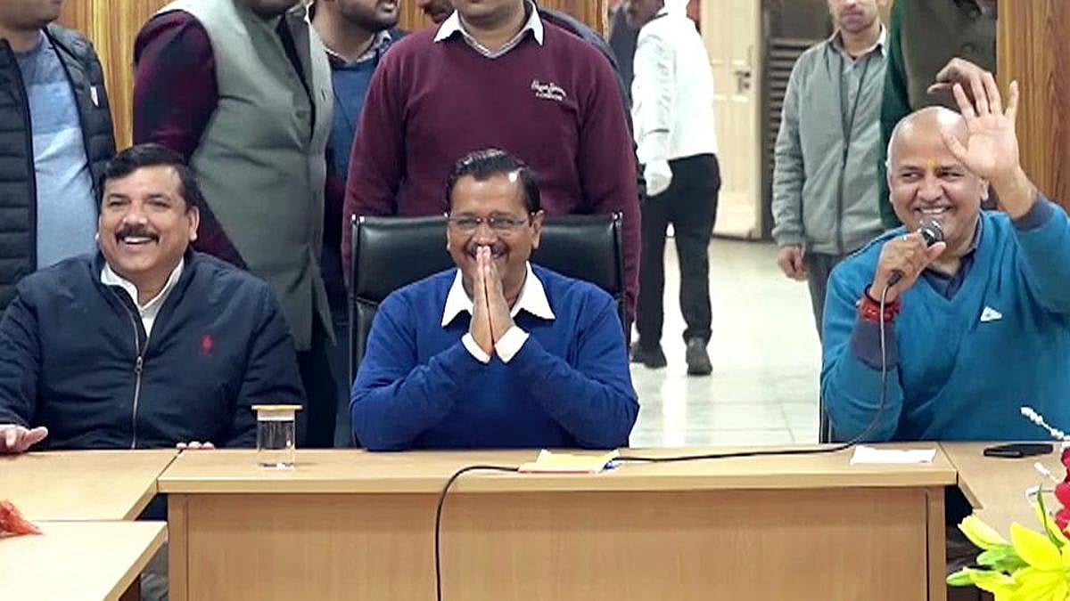 नवजीवन बुलेटिन: केजरीवाल ने संभाला दिल्ली के सीएम का पदभार और जेडीयू में उठते बगावत के सुर 