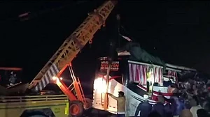उत्तर प्रदेश: फिरोजाबाद में आगरा-लखनऊ एक्सप्रेस-वे पर बस-ट्रक की टक्कर में 14 लोगों की मौत, 31 घायल