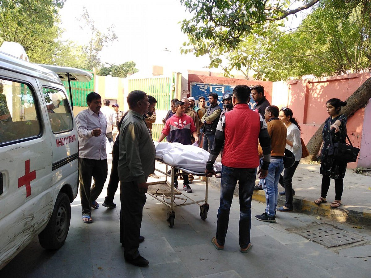 दिल्ली दंगों में लापता लोगों की तलाश में भटकते परिजन, धड़कते दिल से झांक रहे हैं शव गृहों के अंदर