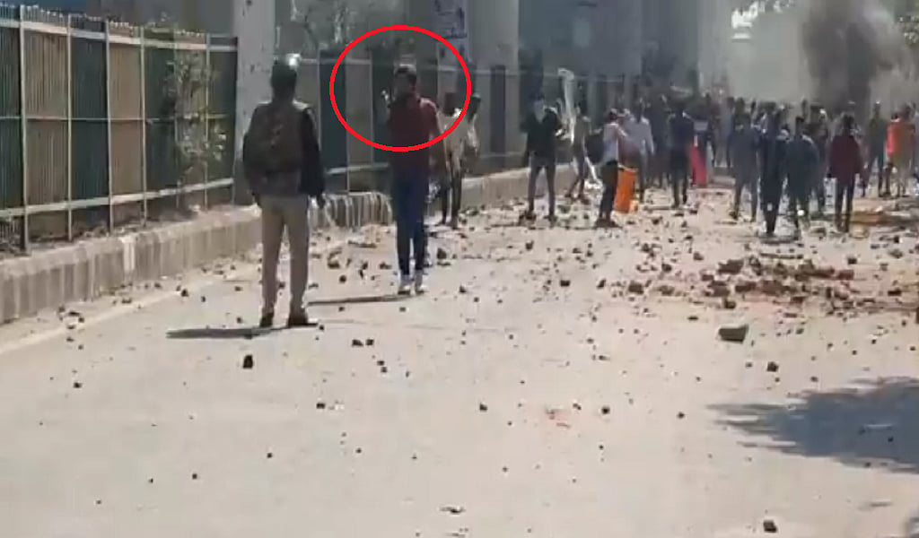 दिल्ली के मौजपुर में पुलिस के सामने हिंसा, युवक ने की 8 राउंड फायरिंग, हिंसा में एक पुलिस जवान की मौत