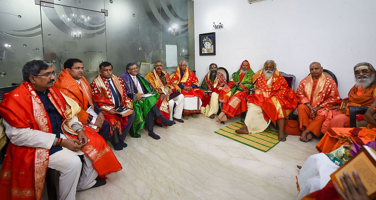 राम मंदिर ट्रस्ट की पहली बैठक में ही उभरे मतभेद, नृत्यगोपाल  बने अध्यक्ष, योगी का नाम न होने से दिंगबर अखाड़ा नाराज