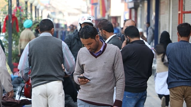 कश्मीर में 2जी मोबाइल इंटरनेट सेवा फिर निलंबित, ये है वजह