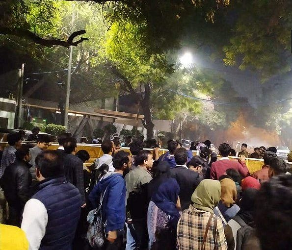 दिल्ली हिंसा: आधी रात को JNU, जामिया के छात्रों ने सीएम हाउस का किया घेराव, केजरीवाल की कार्यशैली पर उठाए सवाल