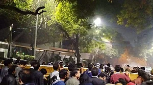 दिल्ली हिंसा: आधी रात को JNU, जामिया के छात्रों ने सीएम हाउस का किया घेराव, केजरीवाल की कार्यशैली पर उठाए सवाल