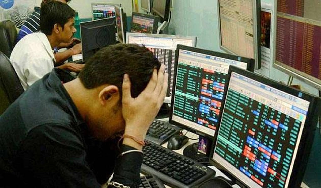 अर्थजगतः शेयर बाजार लुढ़का, सेंसेक्स 663 अंक टूटा और निवेशकों की संपत्ति 6.80 लाख करोड़ रुपये घटी