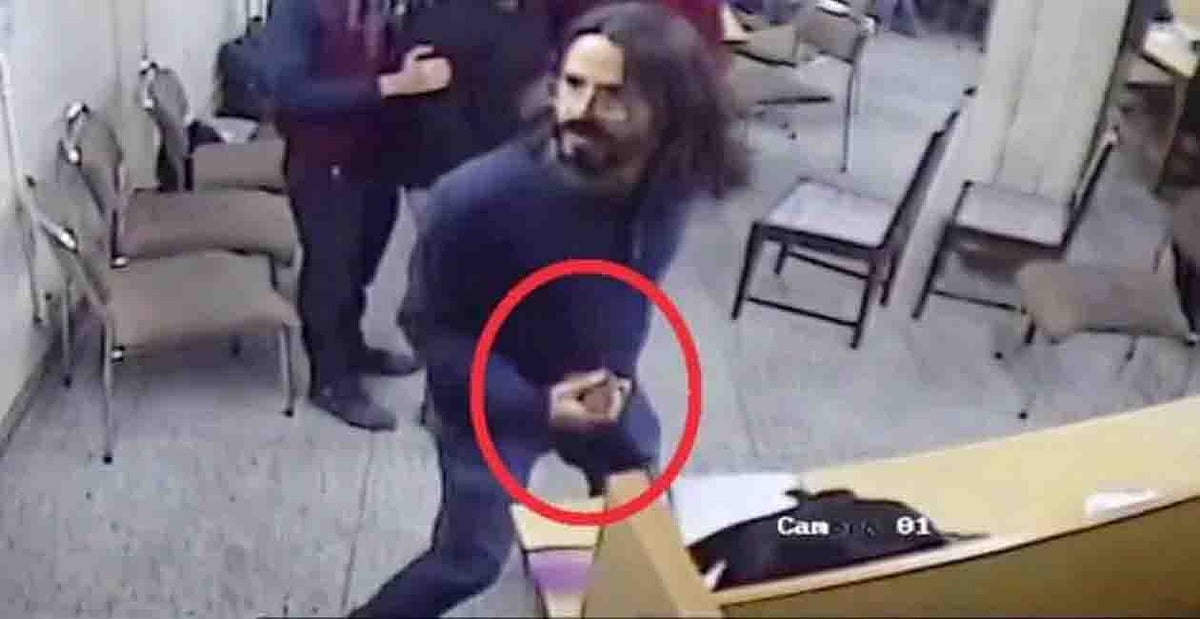 जामिया छात्रों को फंसाने की दिल्ली पुलिस की कोशिश नाकाम, छात्र के हाथ में पर्स था पत्थर नहीं, ऑल्ट न्यूज़ का खुलासा