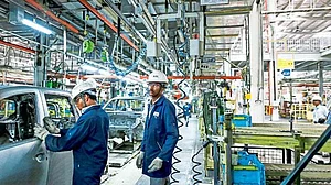 अर्थ जगत की 5 बड़ी खबरें: अर्थव्यवस्था को दोहरा झटका, महंगाई बढ़ी, फैक्ट्रियों का उत्पादन घटा, खाना पकाना भी हुआ महंगा