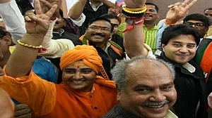 विष्णु नागर का व्यंग्यः राज्यसभा के साथ मंत्री पद भी पक्का हो, तो अपना क्या, पिता का भी अतीत मैटर नहीं करता!