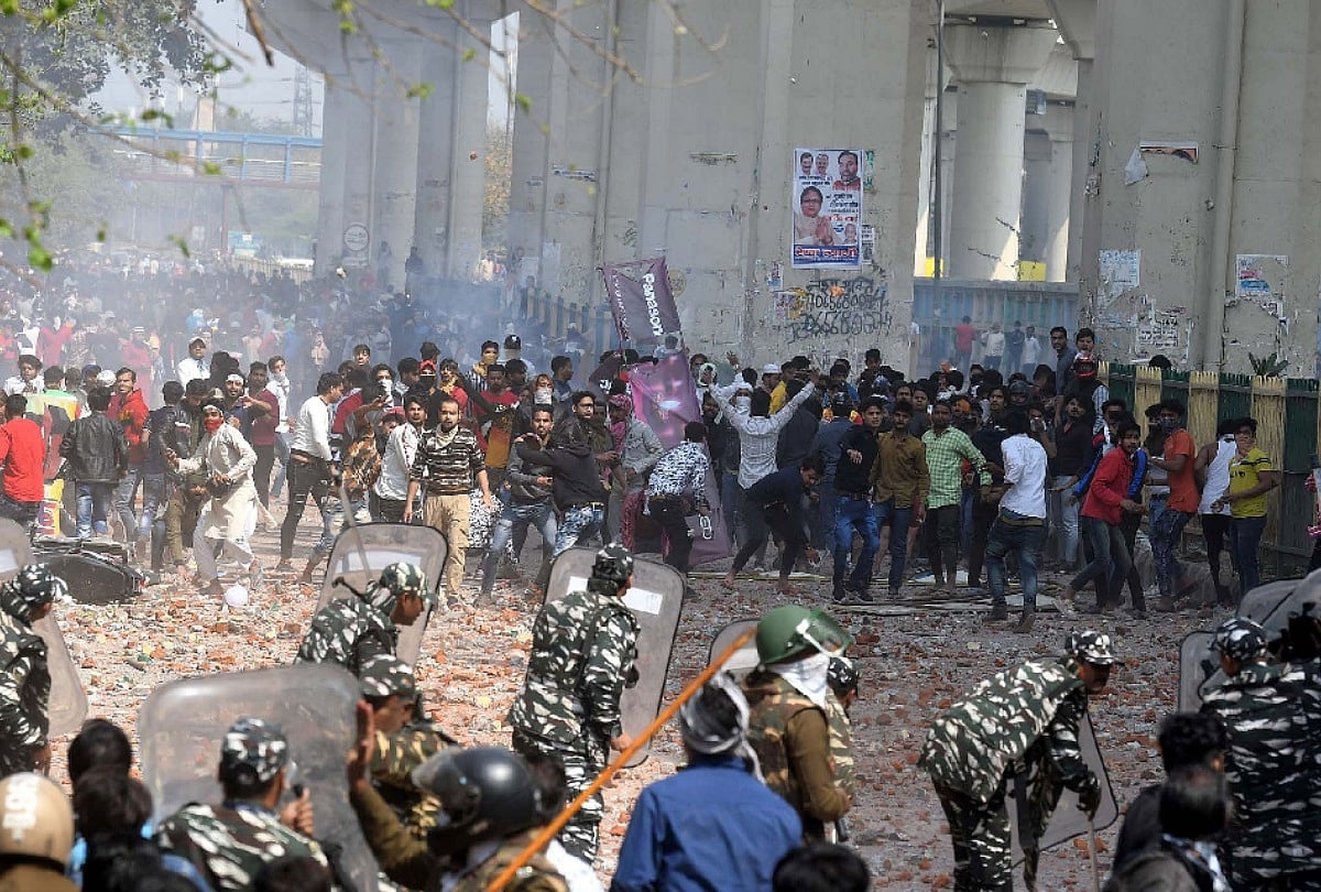 दिल्ली हिंसा: शाहनवाज नाम का युवक गिरफ्तार, शिव विहार में कई दुकानों में आग लगाने और वेटर की हत्या का आरोप