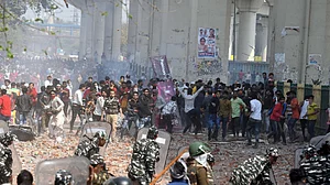 दिल्ली हिंसा: शाहनवाज नाम का युवक गिरफ्तार, शिव विहार में कई दुकानों में आग लगाने और वेटर की हत्या का आरोप