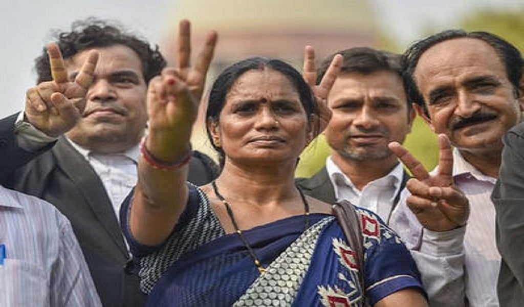 दोषियों को फांसी देने को बाद निर्भया की मां बोलीं- आज सूरज भारत की बेटियों के लिए उम्मीद की नई किरण लेकर उगा