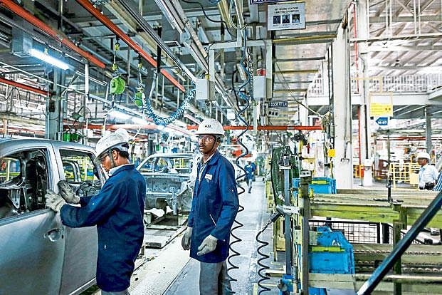 अर्थ जगत की 5 बड़ी खबरें: कारोबार पर कोरोना की तगड़ी चोट और कच्चे तेल में लौटी तेजी