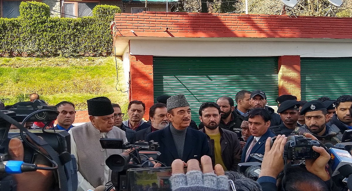 नजरबंदी से रिहा फारूक अब्दुल्ला से मिलने श्रीनगर पहुंचे आजाद, सरकार से की राज्य में लोकतंत्र बहाली की मांग