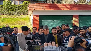 नजरबंदी से रिहा फारूक अब्दुल्ला से मिलने श्रीनगर पहुंचे आजाद, सरकार से की राज्य में लोकतंत्र बहाली की मांग