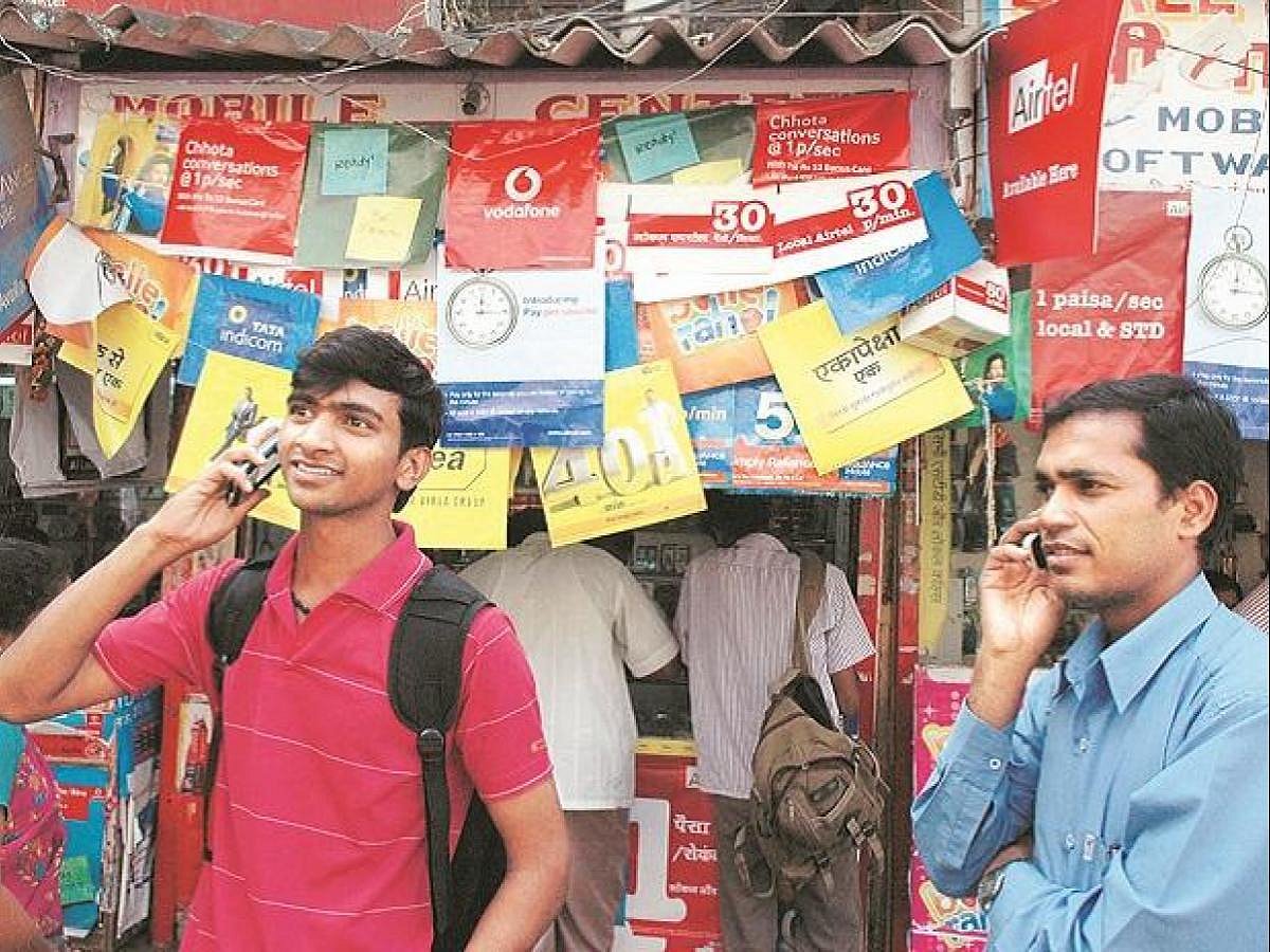 लॉकडाउन: प्रियंका गांधी के पत्र के बाद हरकत में आई सरकार, टेलीकॉम कंपनियों से कहा- न बंद करें प्रीपेड मोबाइल