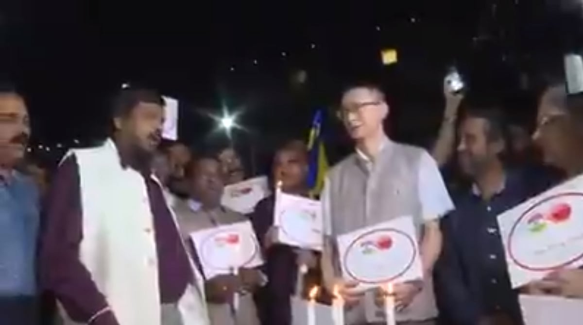कोरोना को रोकने के लिए आठवले करने लगे ‘गो-कोरोना’ जाप, ट्विटर पर हो रहे ट्रोल, देखें वीडियो