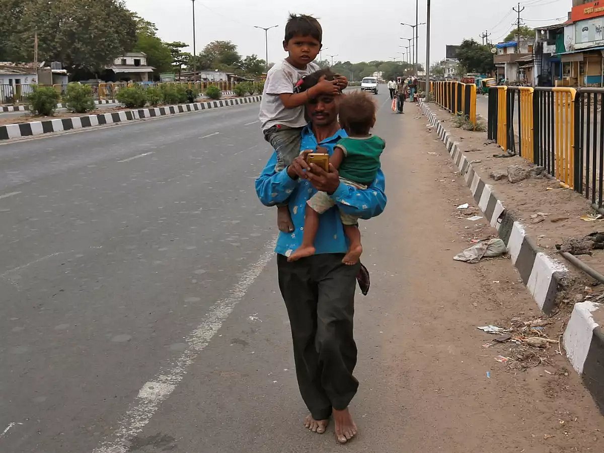 सरकार के गरीब कल्याण पैकेज का पिटारा खोलते ही सामने आई सच्चाई, गैर पंजीकृत मजदूरों को कोई राहत ही नहीं मिली