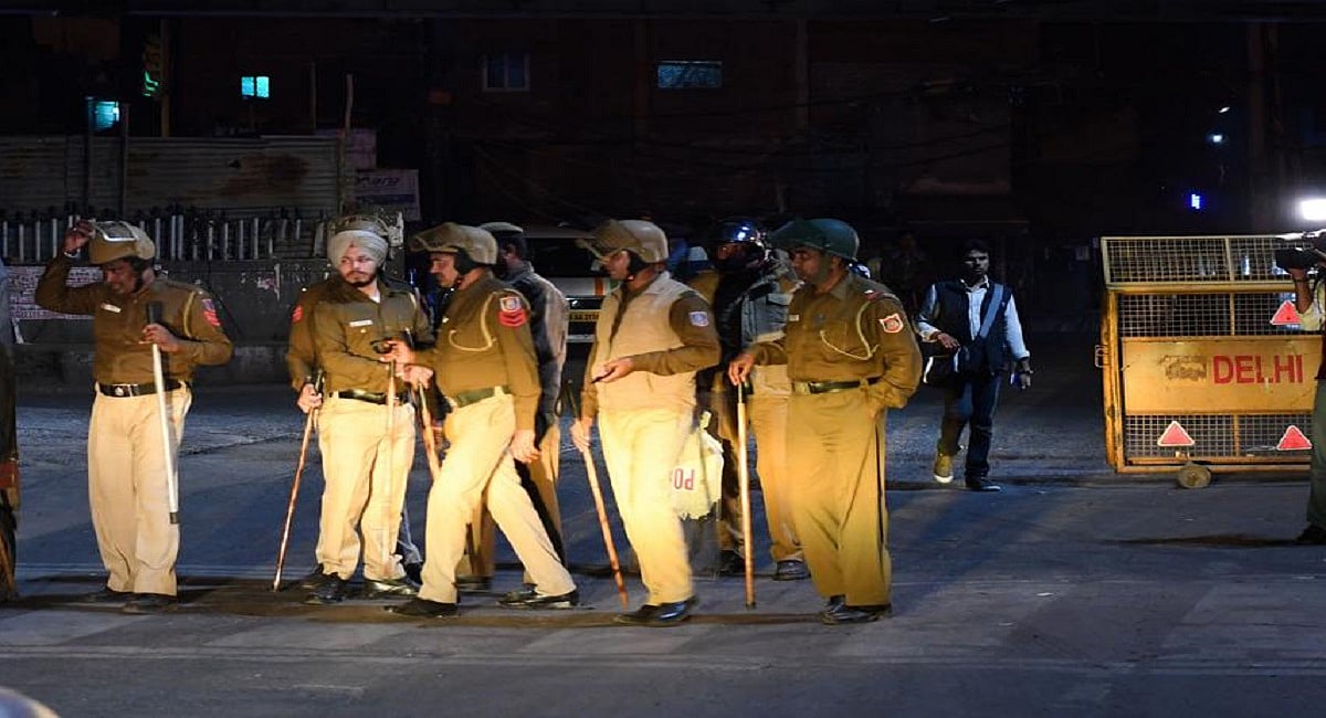 दंगों के बाद सामान्य  होने की कोशिश में  उत्तर-पूर्वी दिल्ली, पुलिस के कड़े पहरे में होली का उल्लास फीका