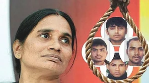 तीसरी बार टली निर्भया के गुनहगारों की फांसी, मां बोली- हमारा पूरा सिस्टम अपराधियों का समर्थन करता है
