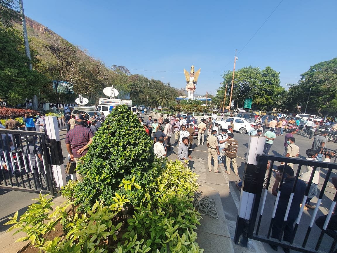 तिरुपति मंदिर के द्वार श्रद्धालुओं के लिए बंद, मंदिर जाने वाले रास्ते से ही वापस लौटाया जा रहा भक्तों को