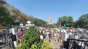 तिरुपति मंदिर के द्वार श्रद्धालुओं के लिए बंद, मंदिर जाने वाले रास्ते से ही वापस लौटाया जा रहा भक्तों को